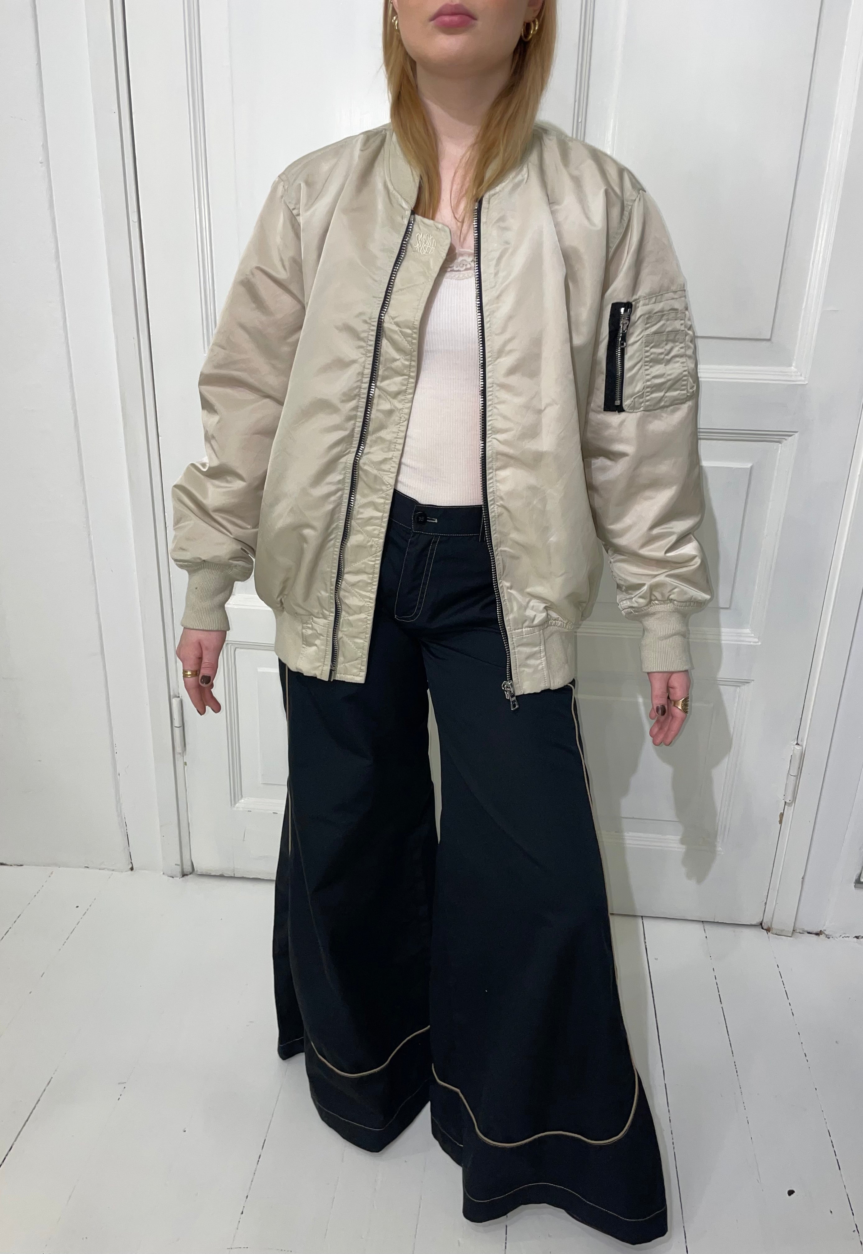 Leveälahkeiset housut