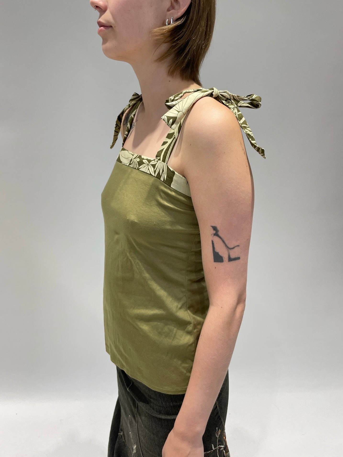 Oliivinvihreä toppi