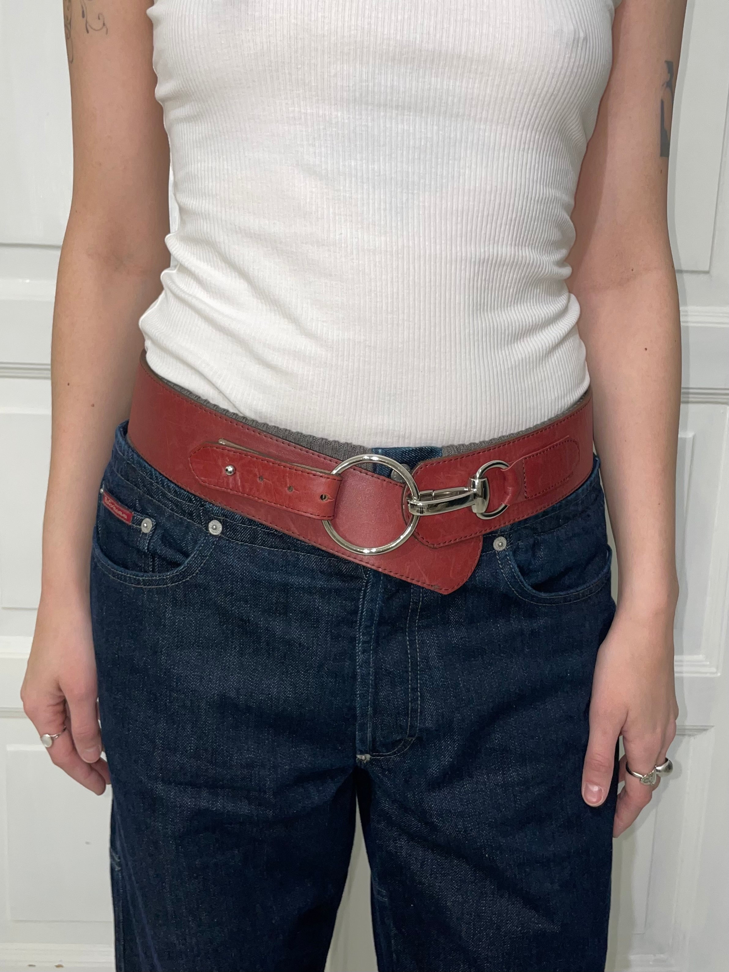 Viininpunainen nahkavyö