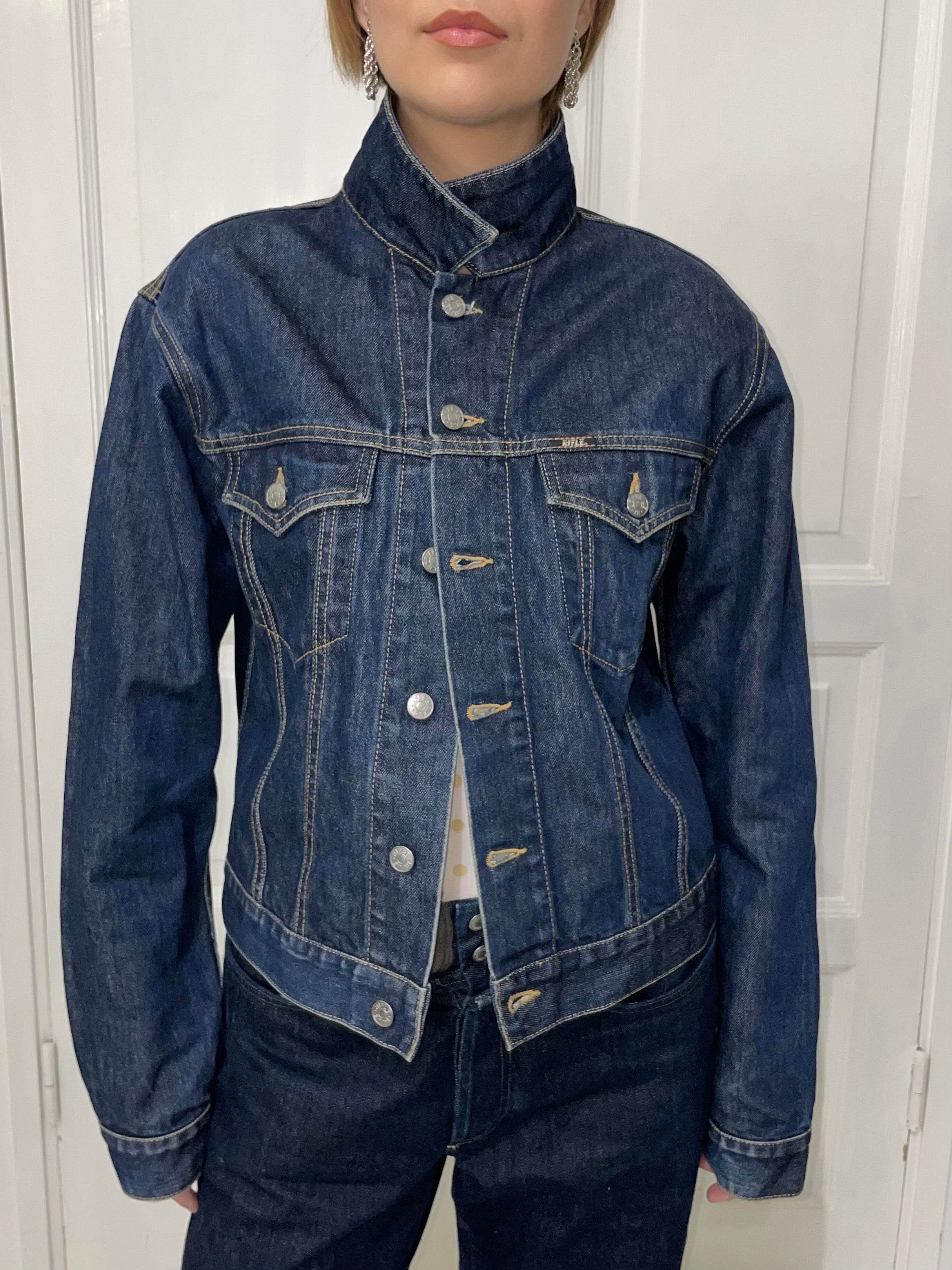 Tummansininen farkkutakki