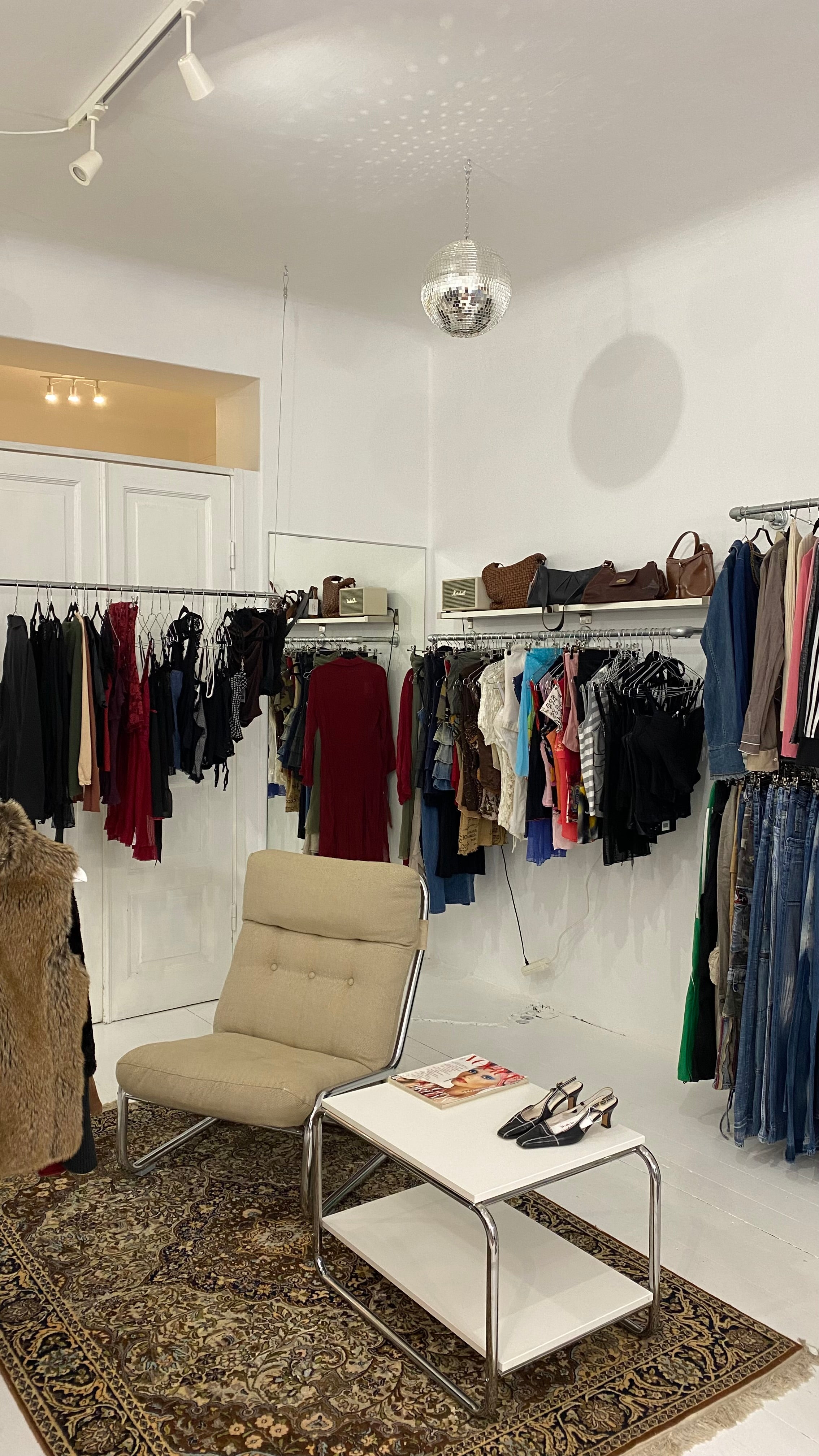 Kuratoitu vintage ja second hand vaatekauppa helsingissä