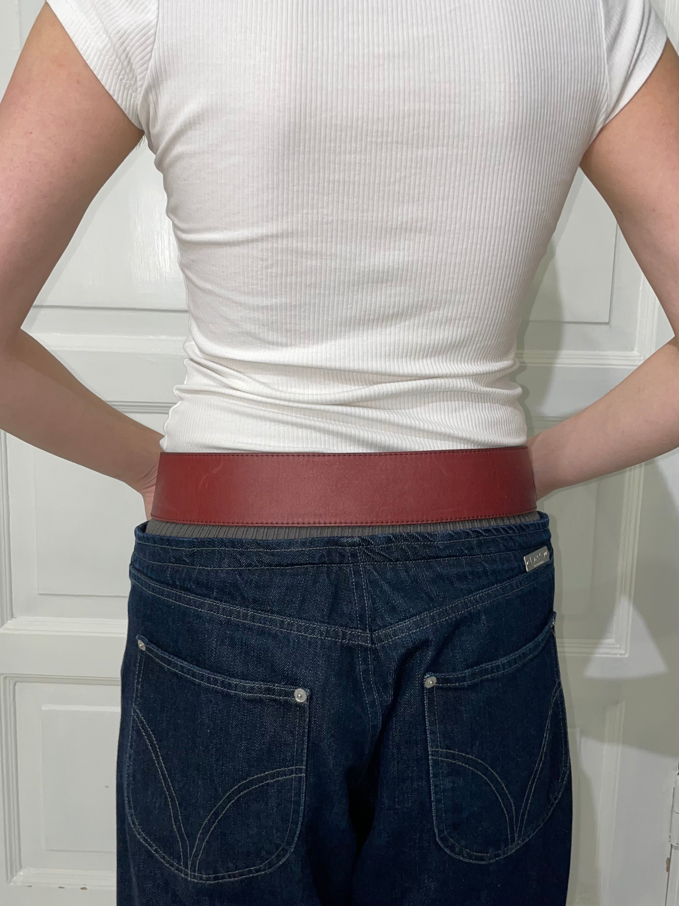 Viininpunainen nahkavyö