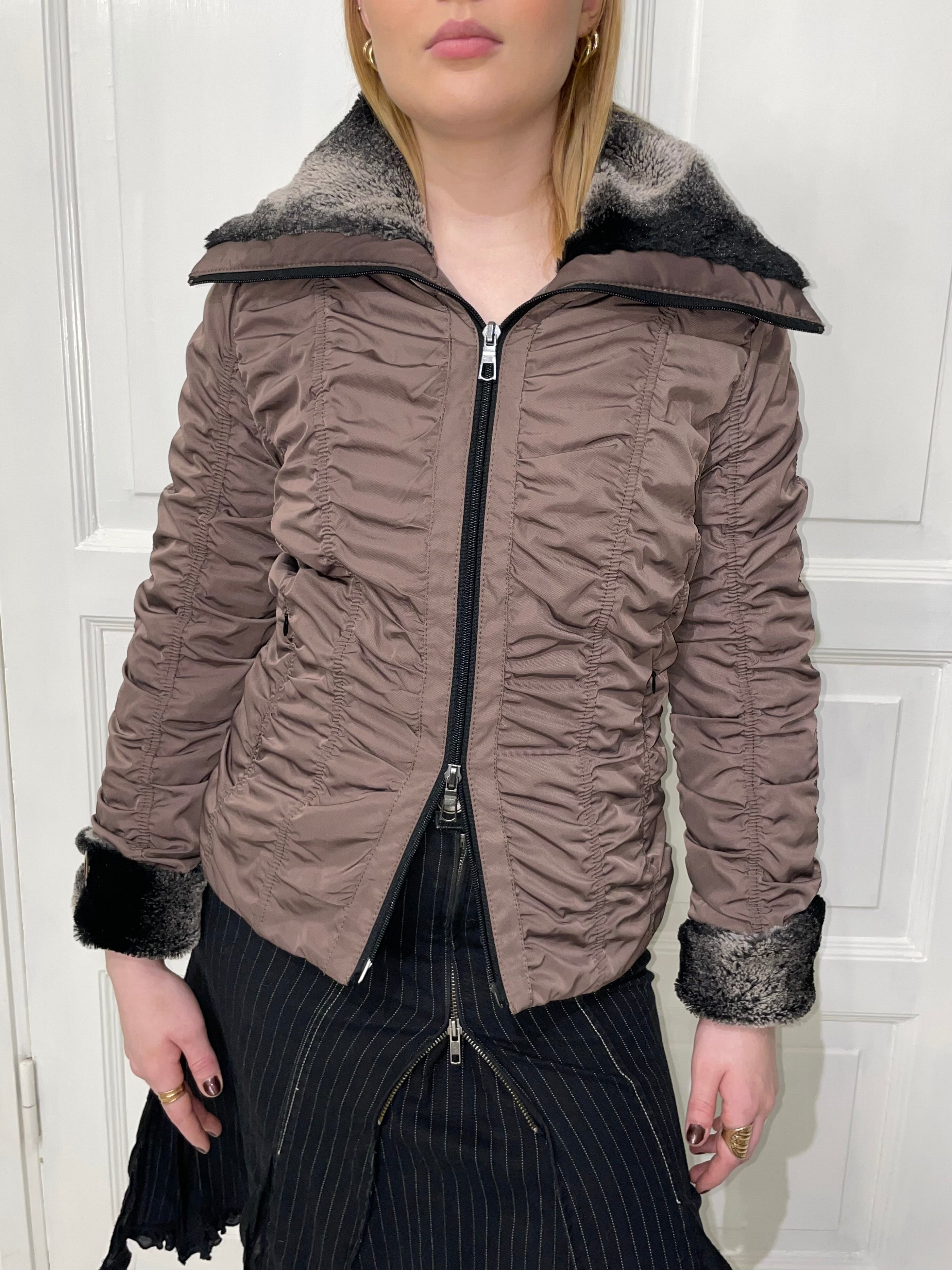 Korkeakauluksinen talvitakki