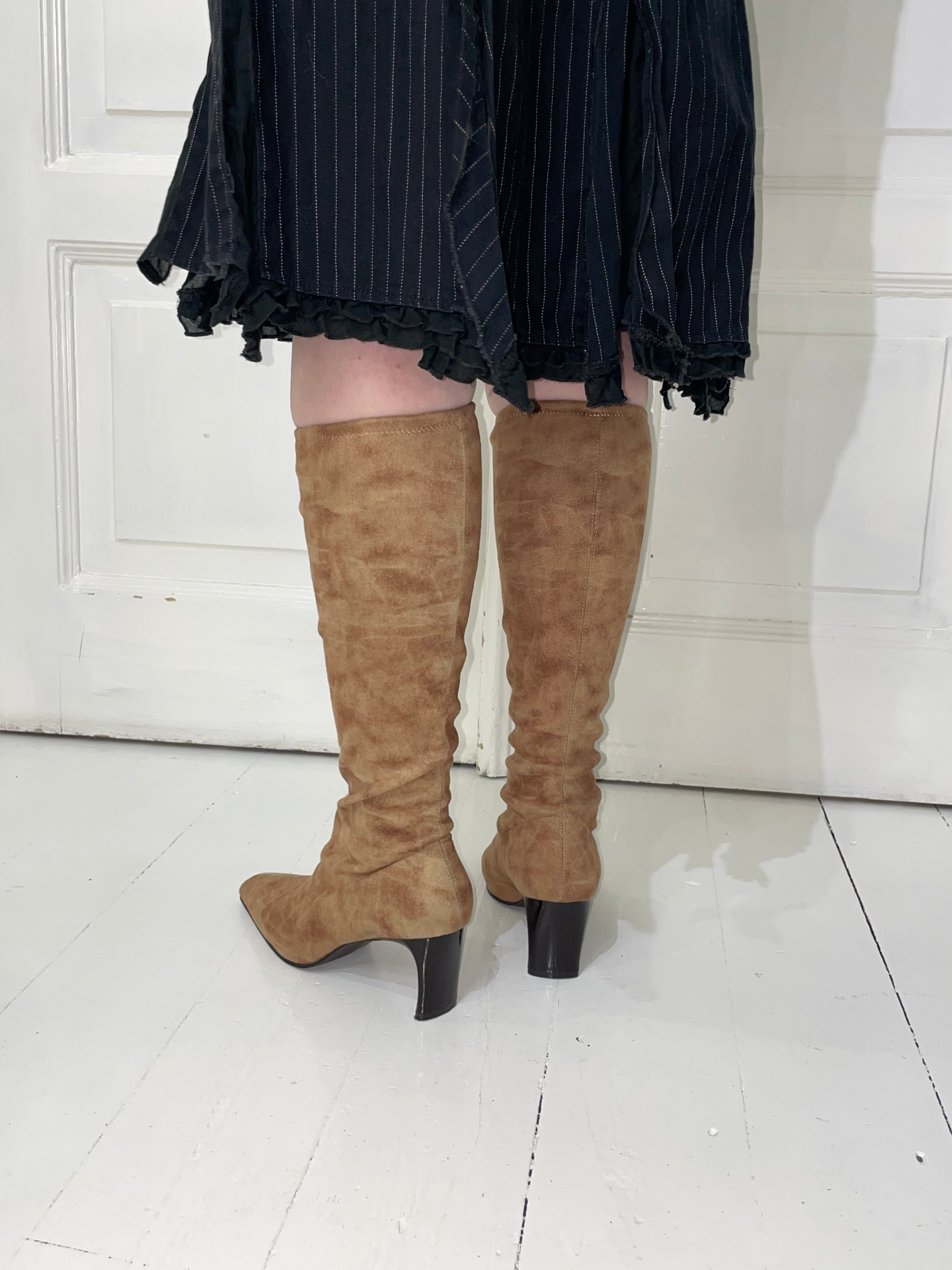 Vaaleanruskeat saapikkaat