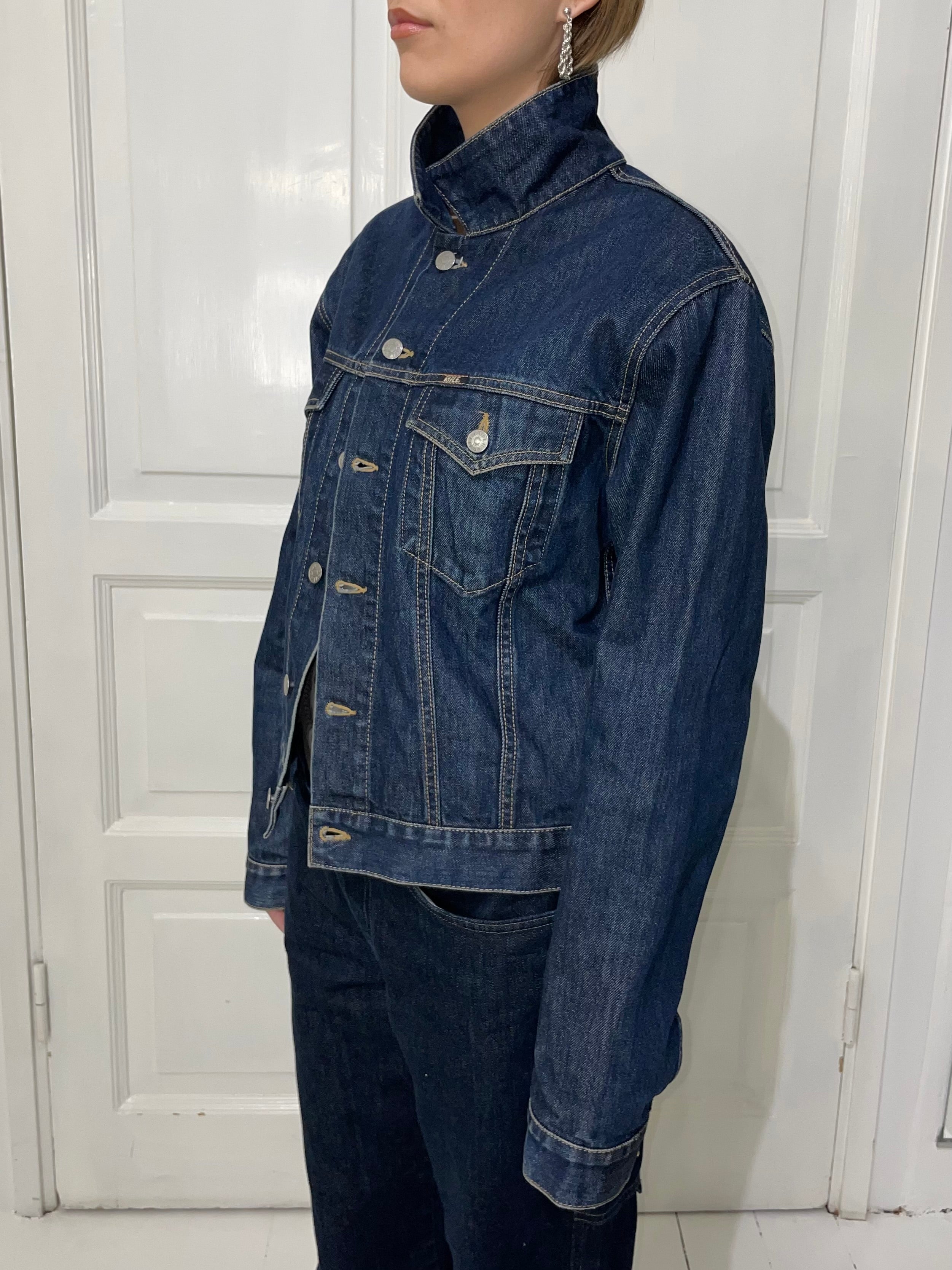 Tummansininen farkkutakki