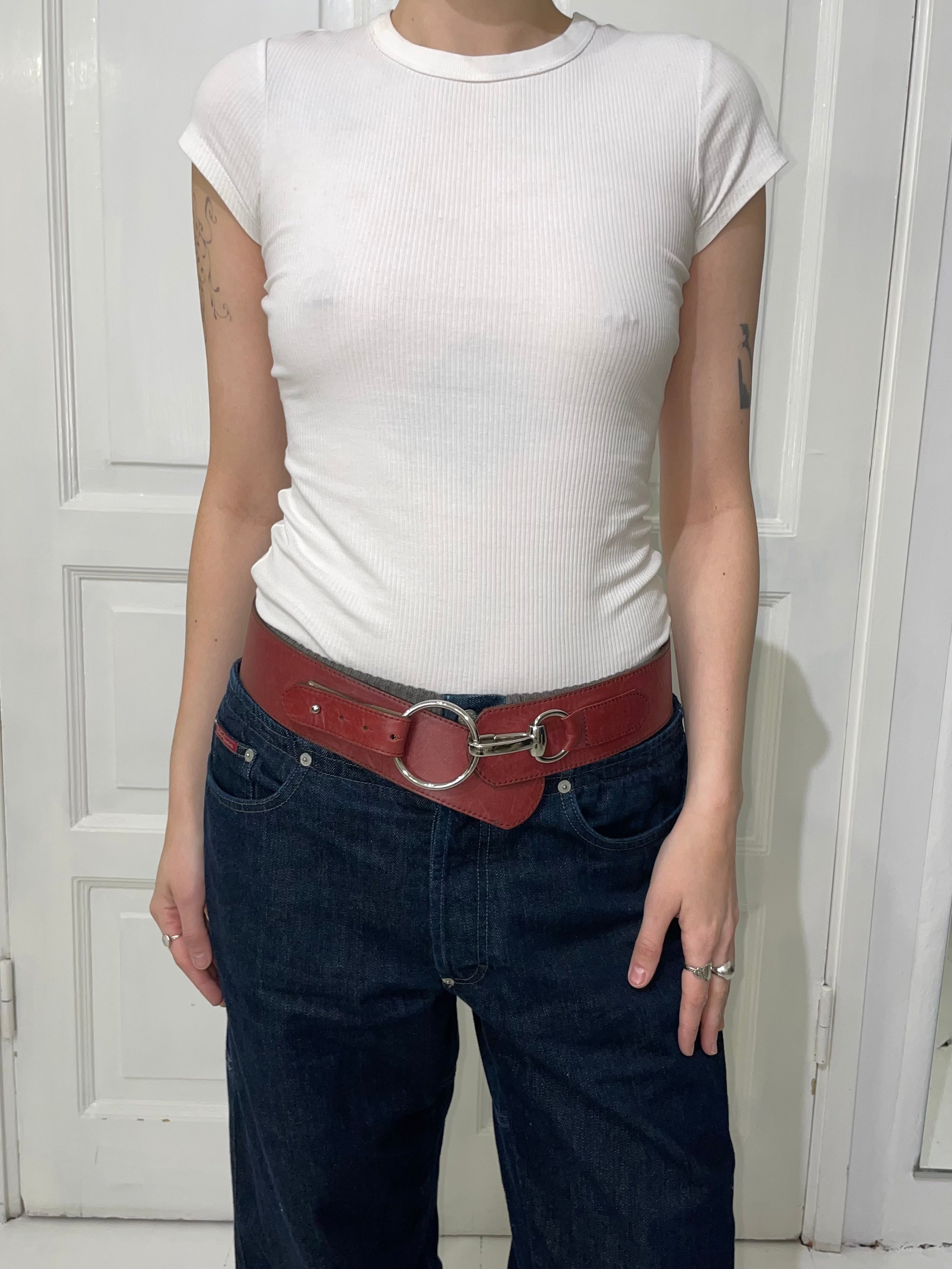 Viininpunainen nahkavyö