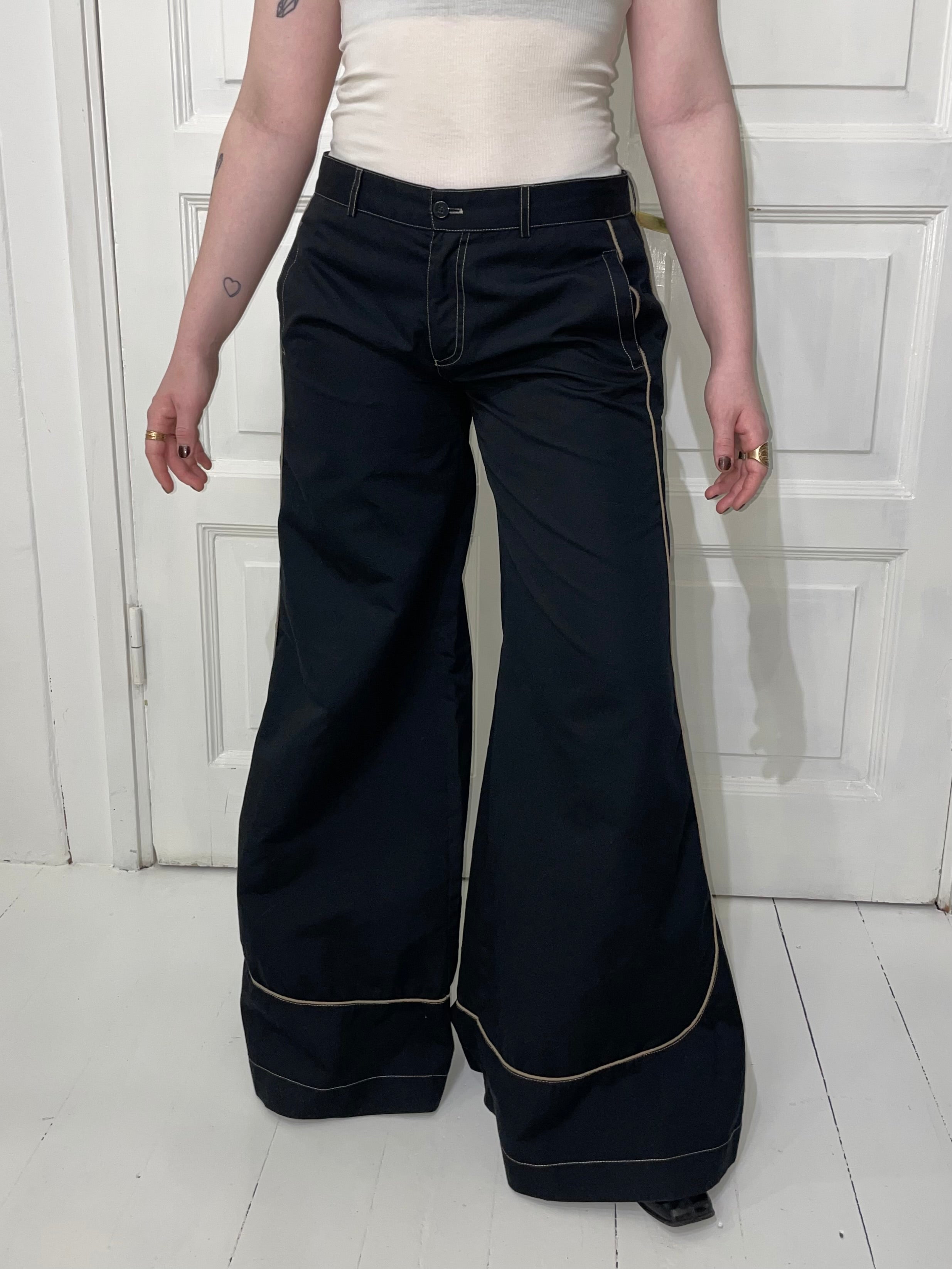 Leveälahkeiset housut