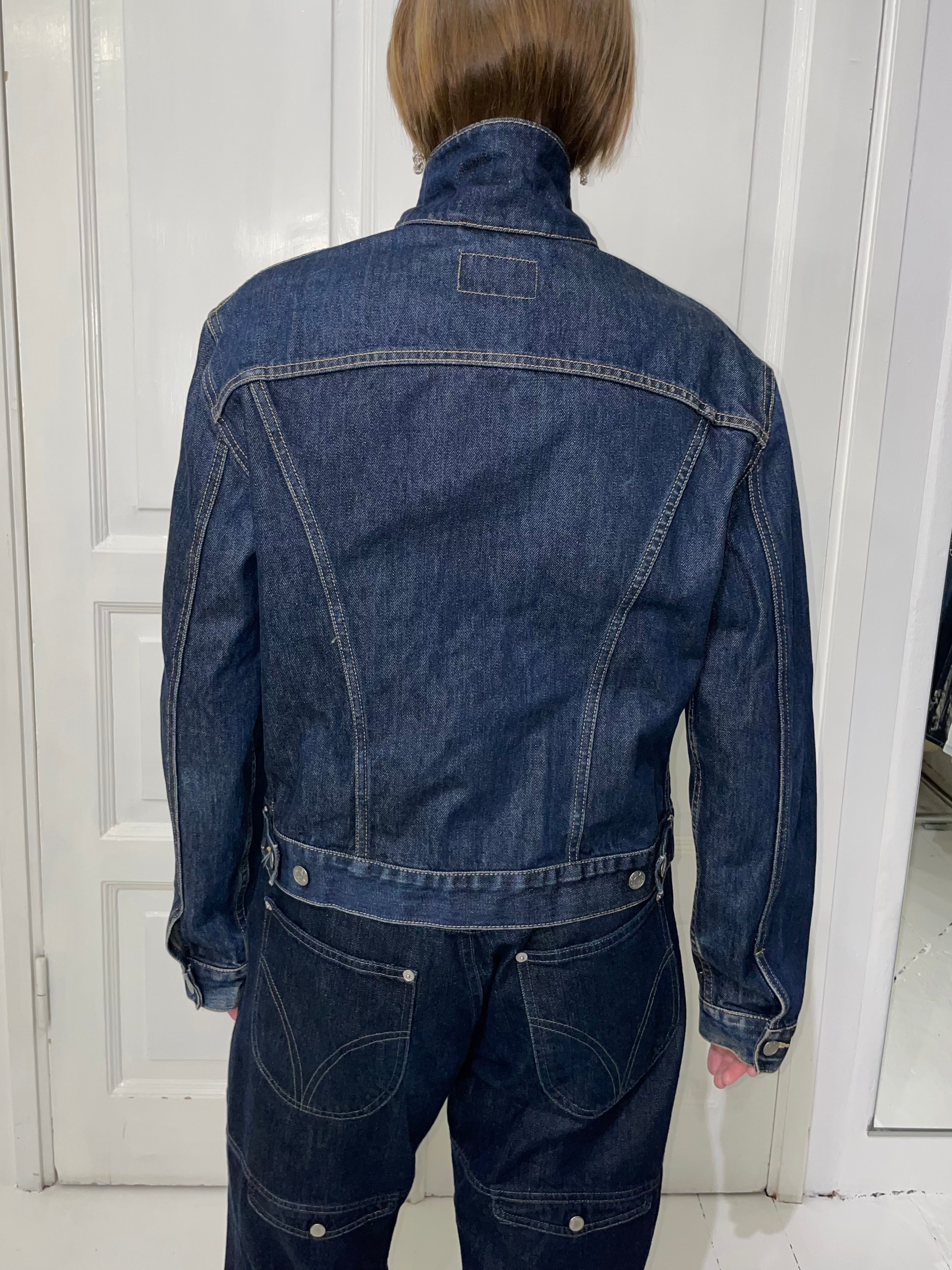 Tummansininen farkkutakki