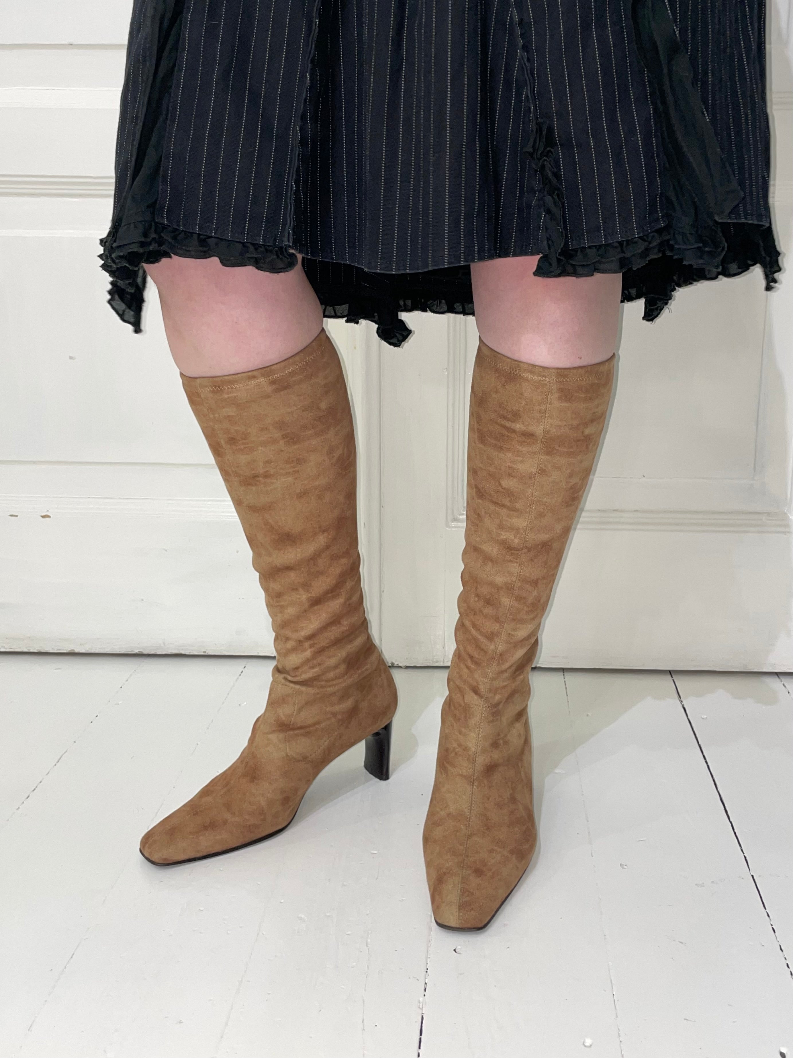 Vaaleanruskeat saapikkaat