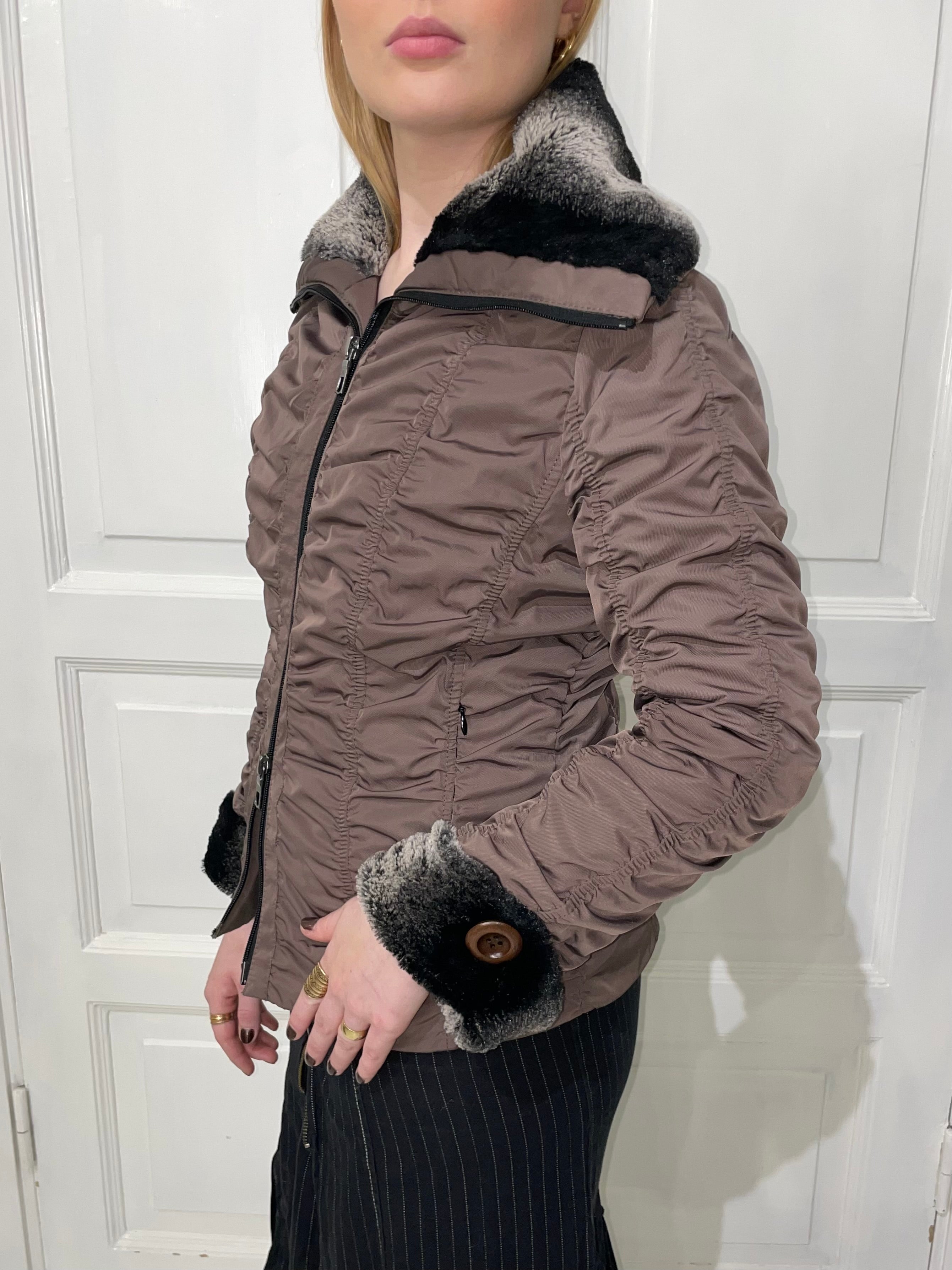 Korkeakauluksinen talvitakki