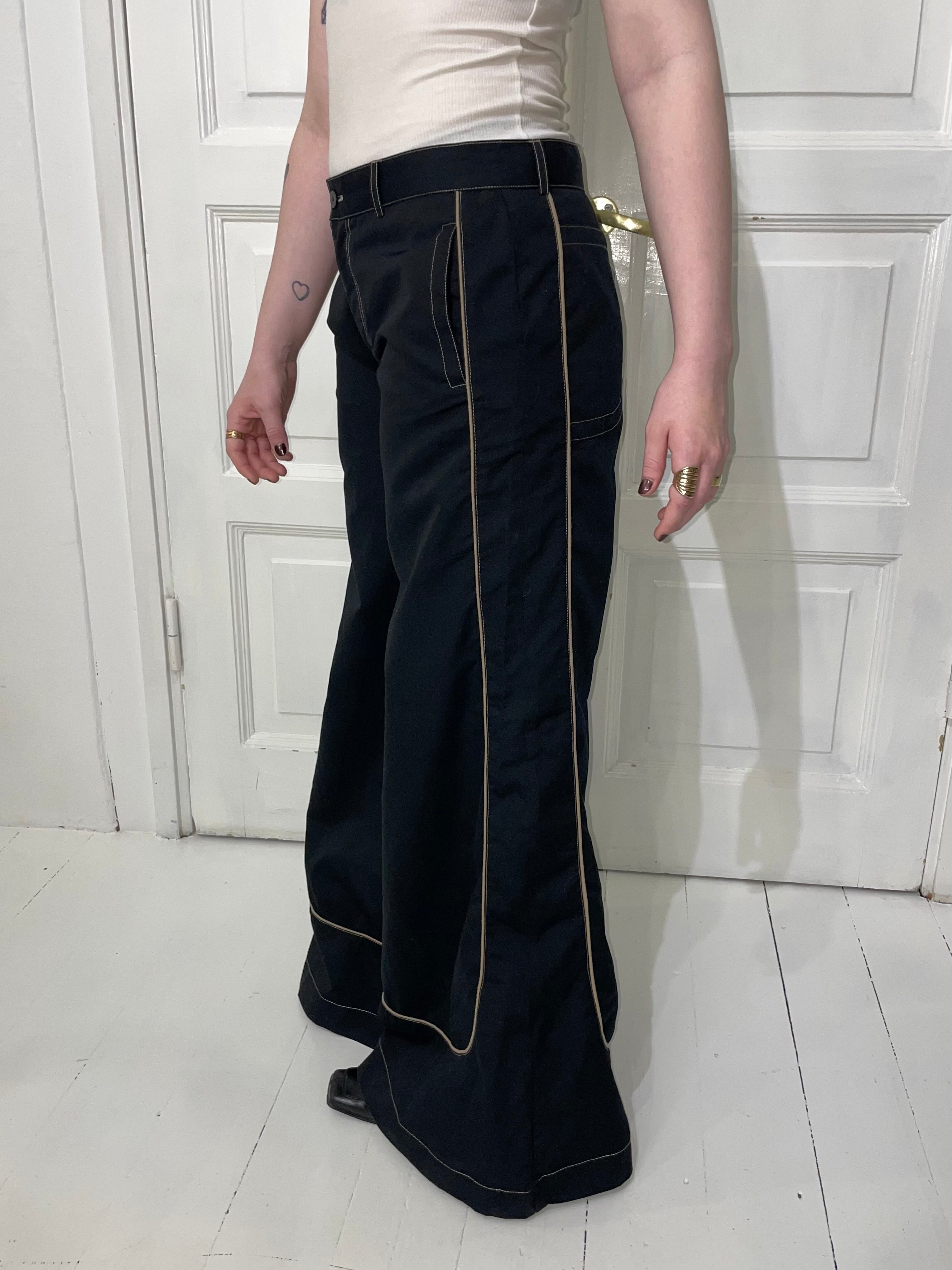 Leveälahkeiset housut