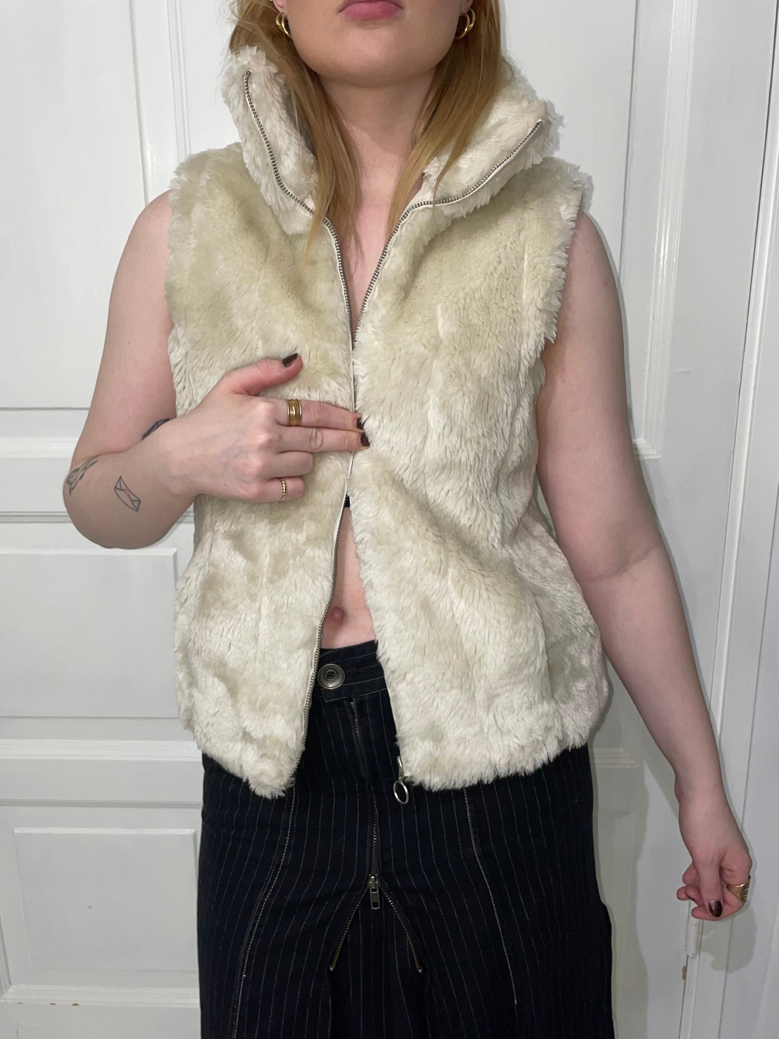 Valkoinen karvaliivi