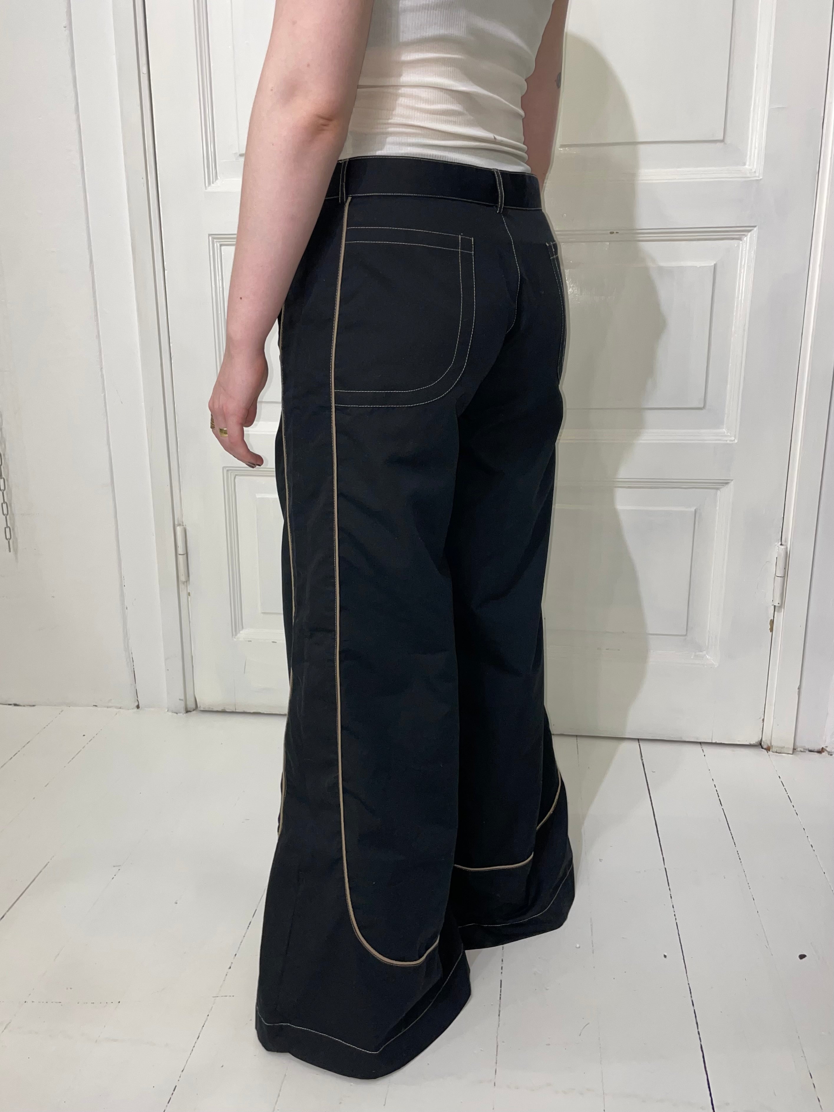 Leveälahkeiset housut