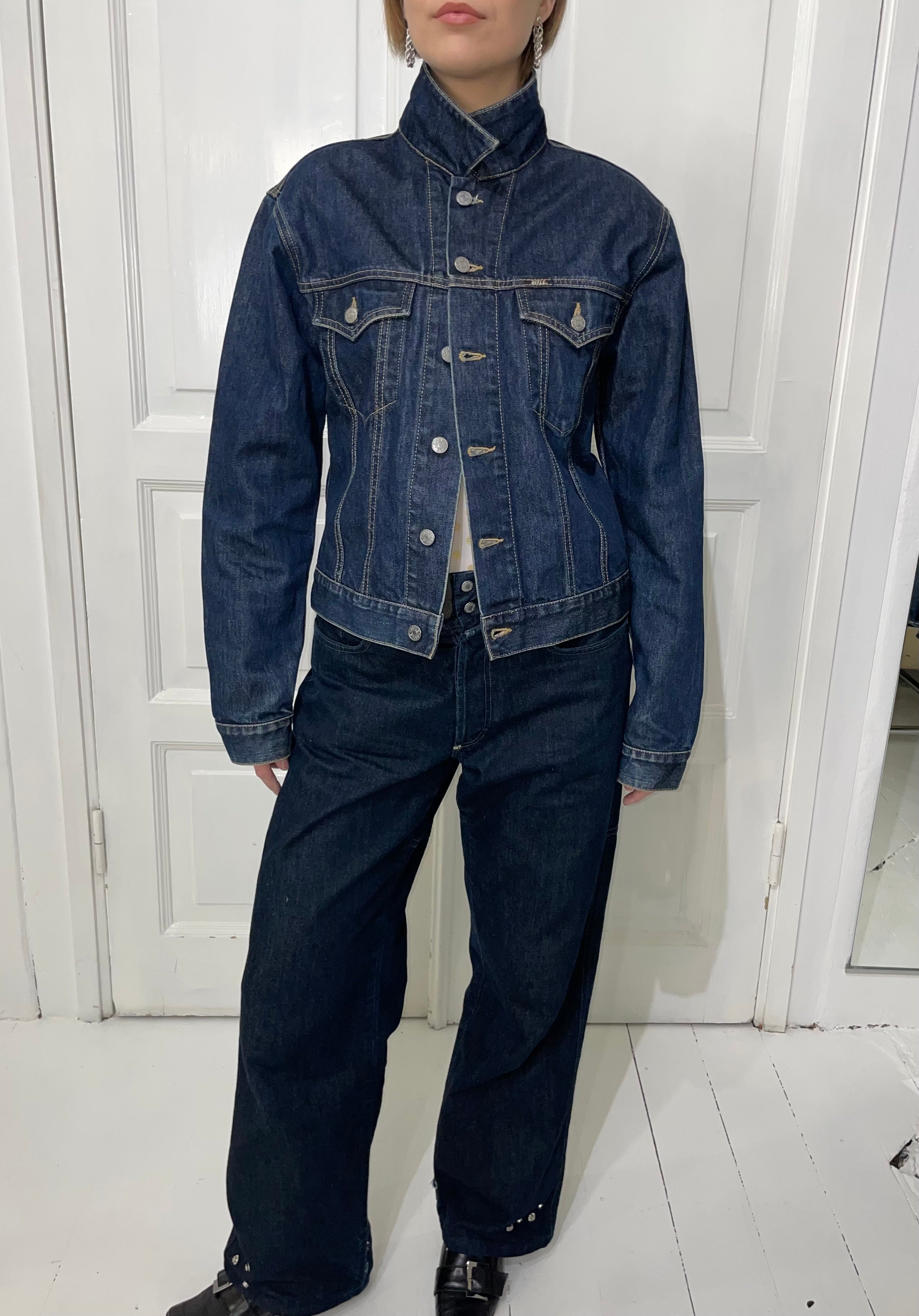 Tummansininen farkkutakki