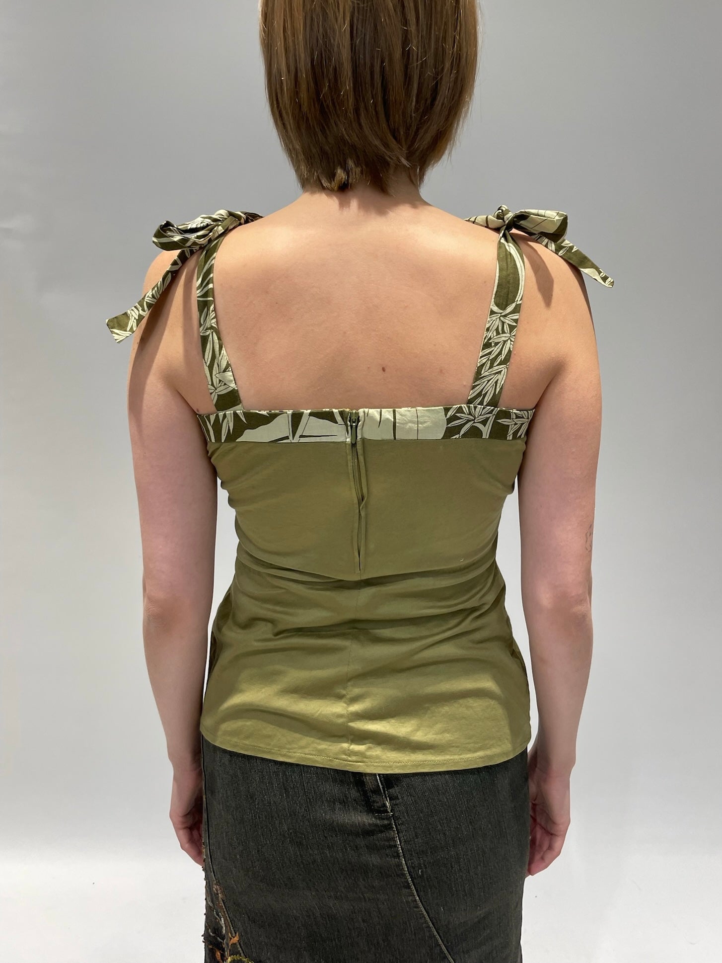 Oliivinvihreä toppi