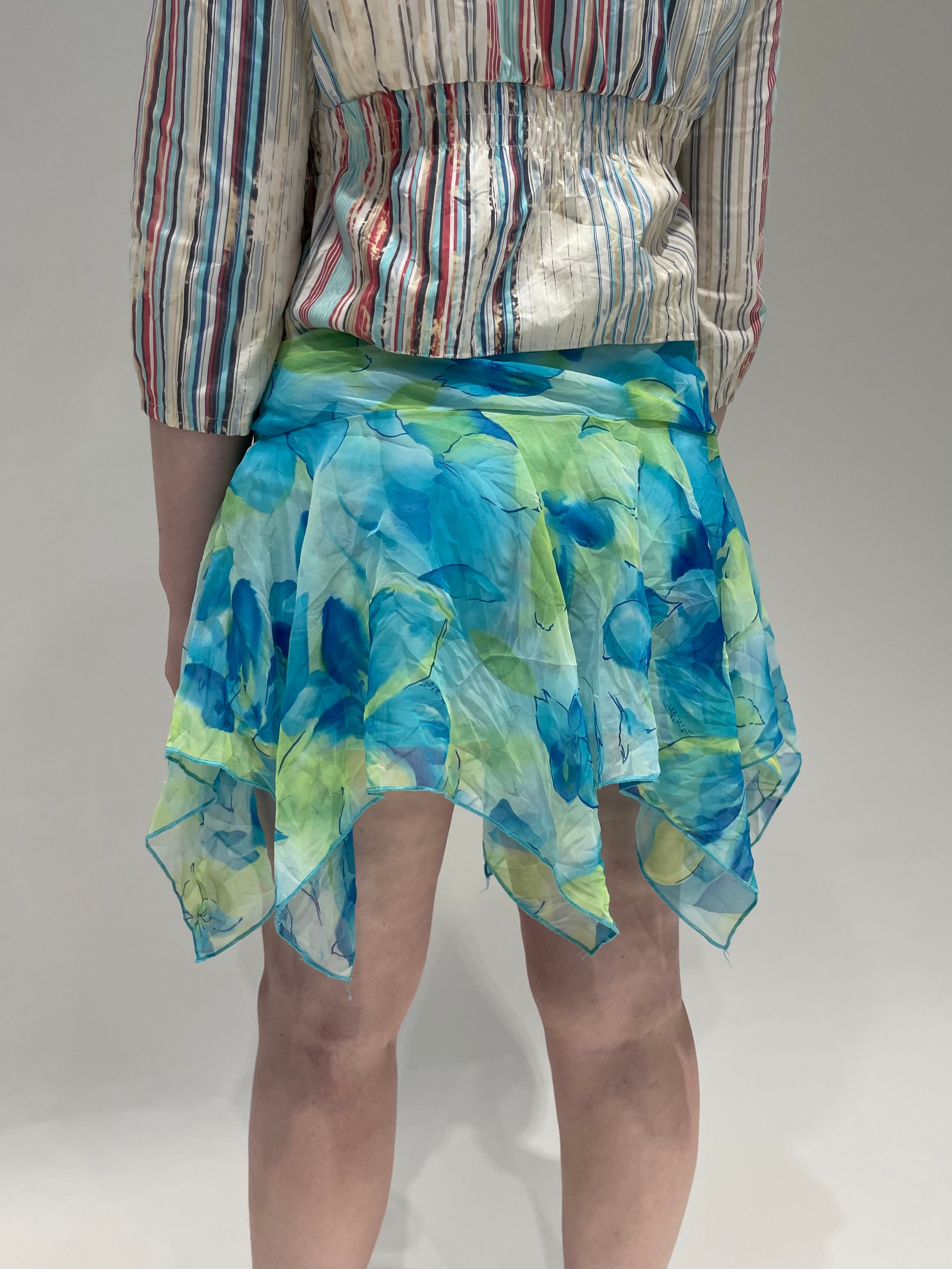 Epäsymmetrinen minihame