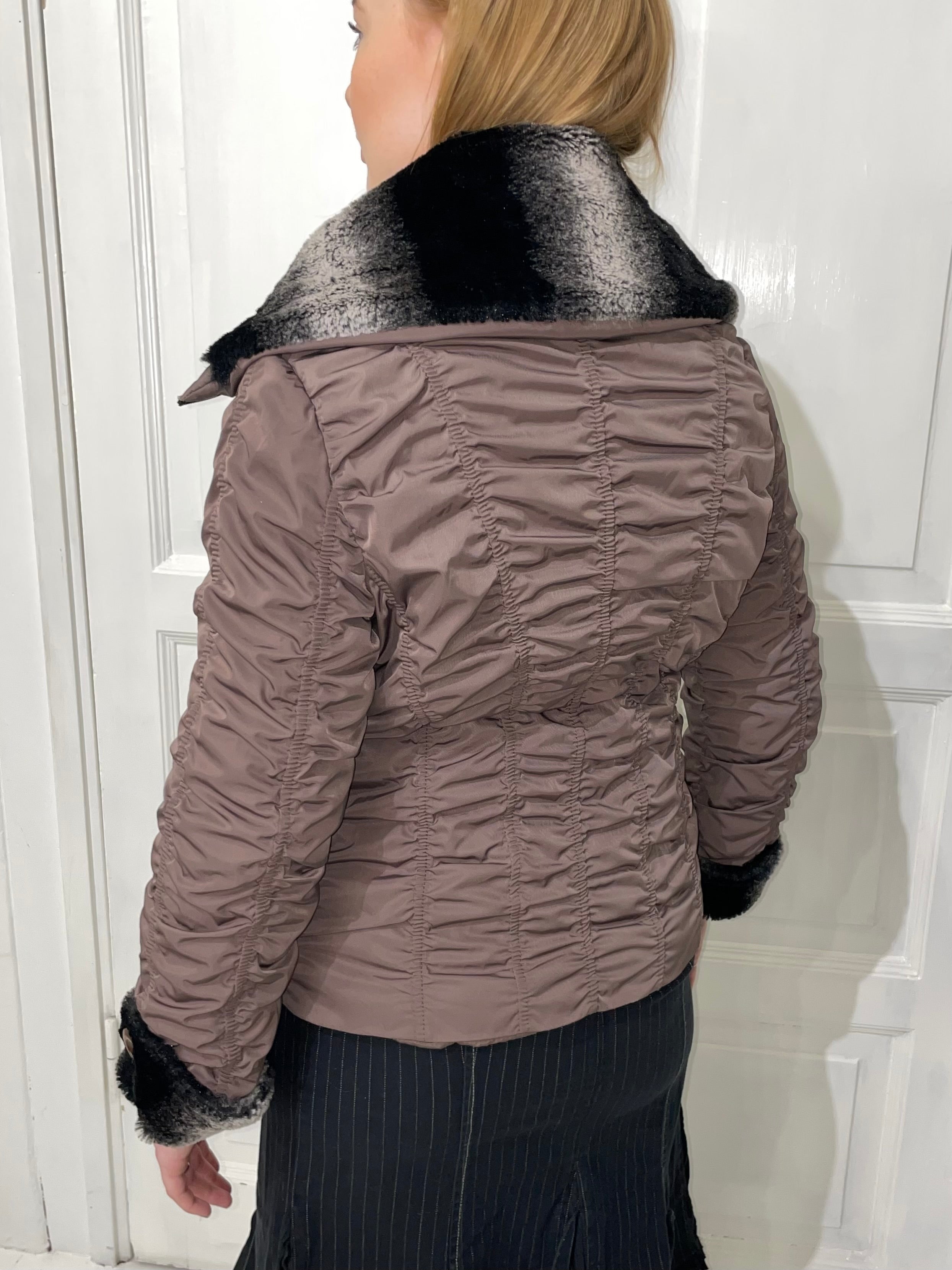 Korkeakauluksinen talvitakki