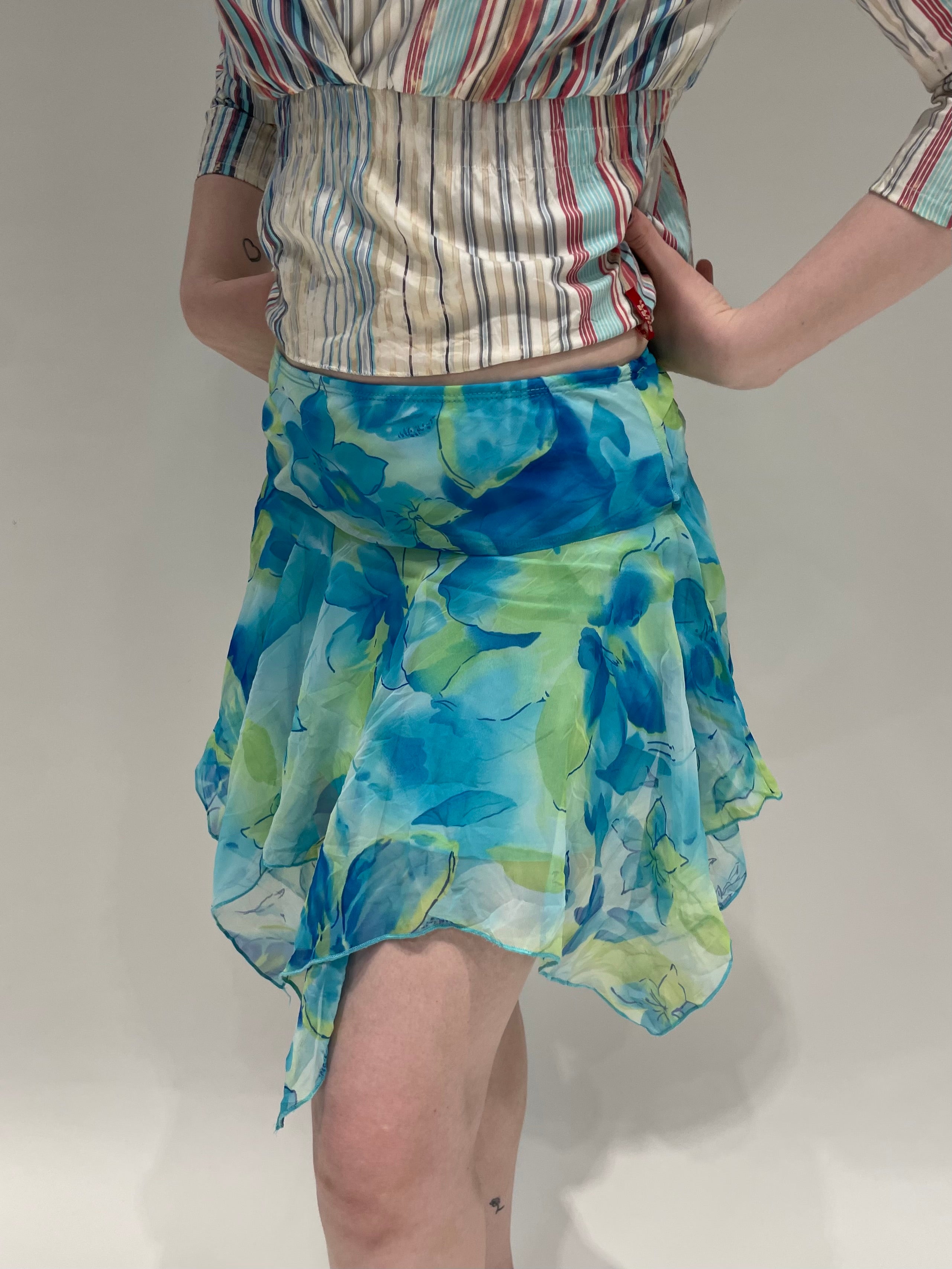 Epäsymmetrinen minihame