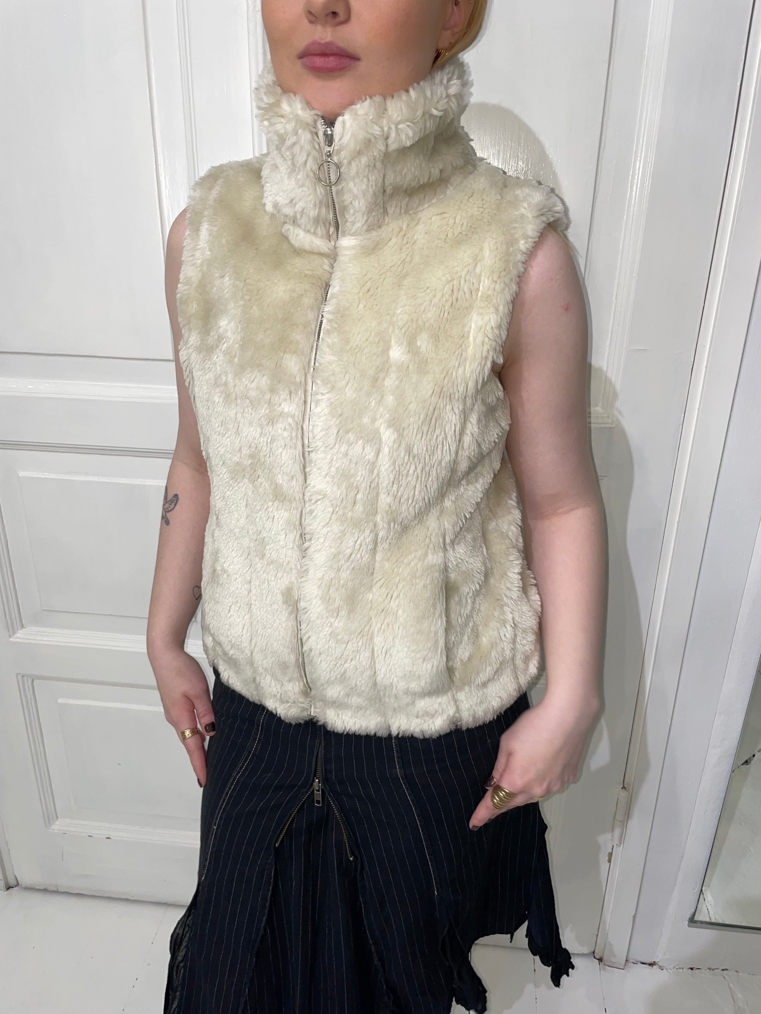 Valkoinen karvaliivi