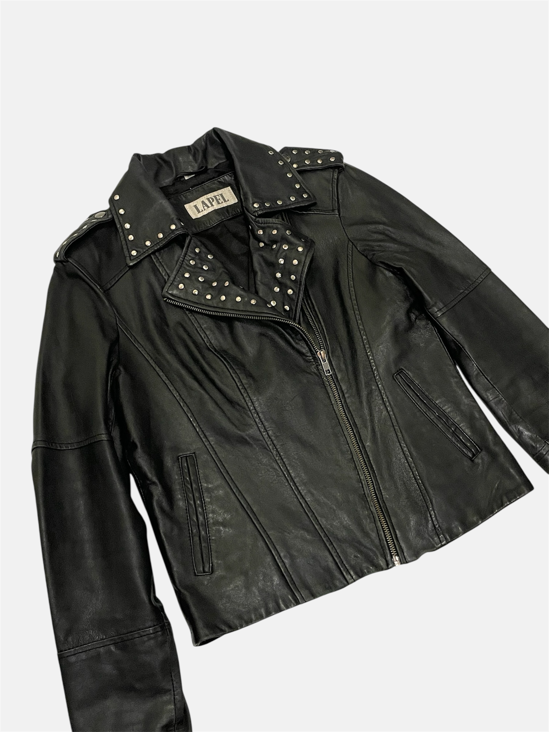 Musta nahkatakki niiteillä