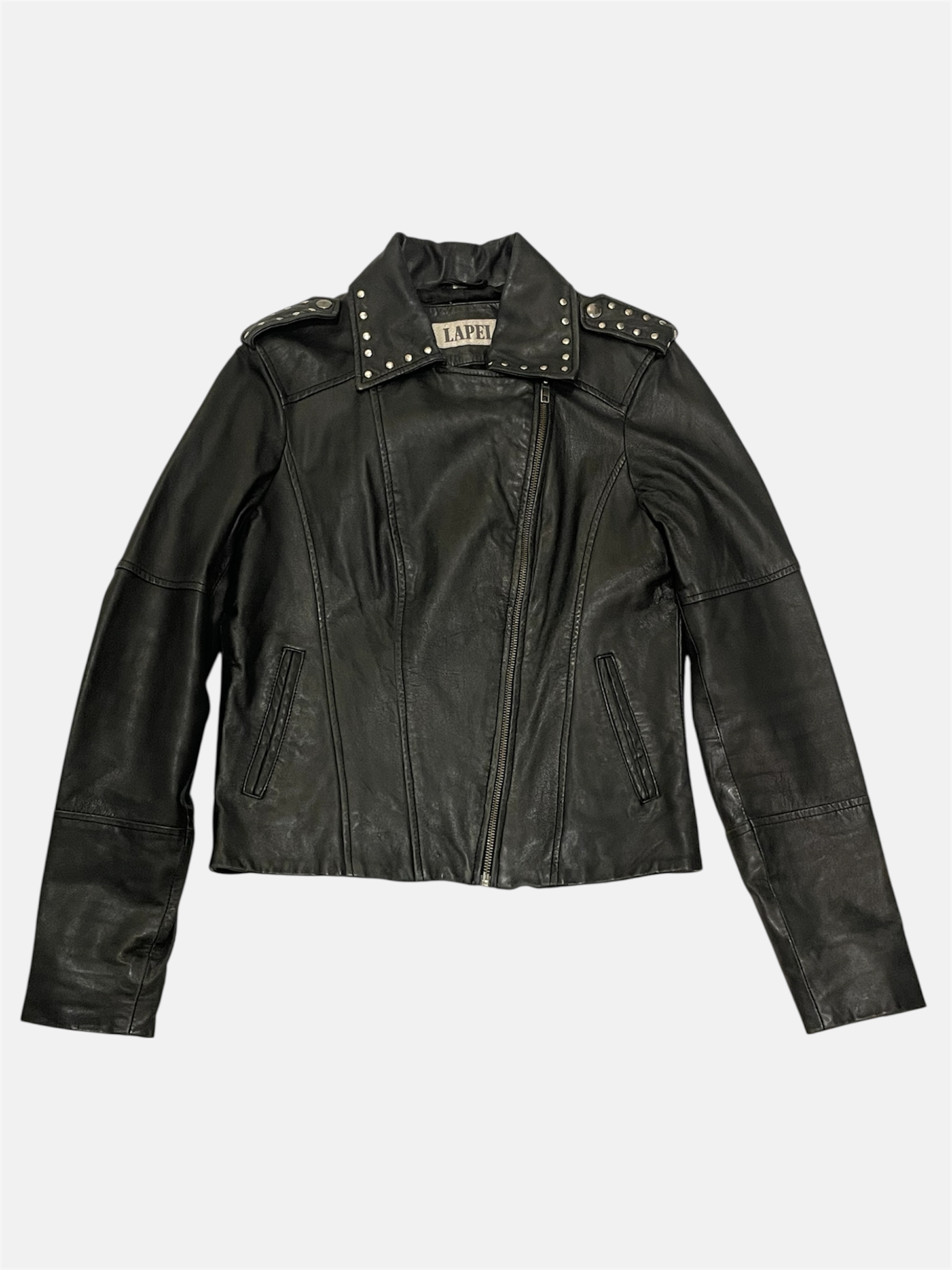 Musta nahkatakki niiteillä