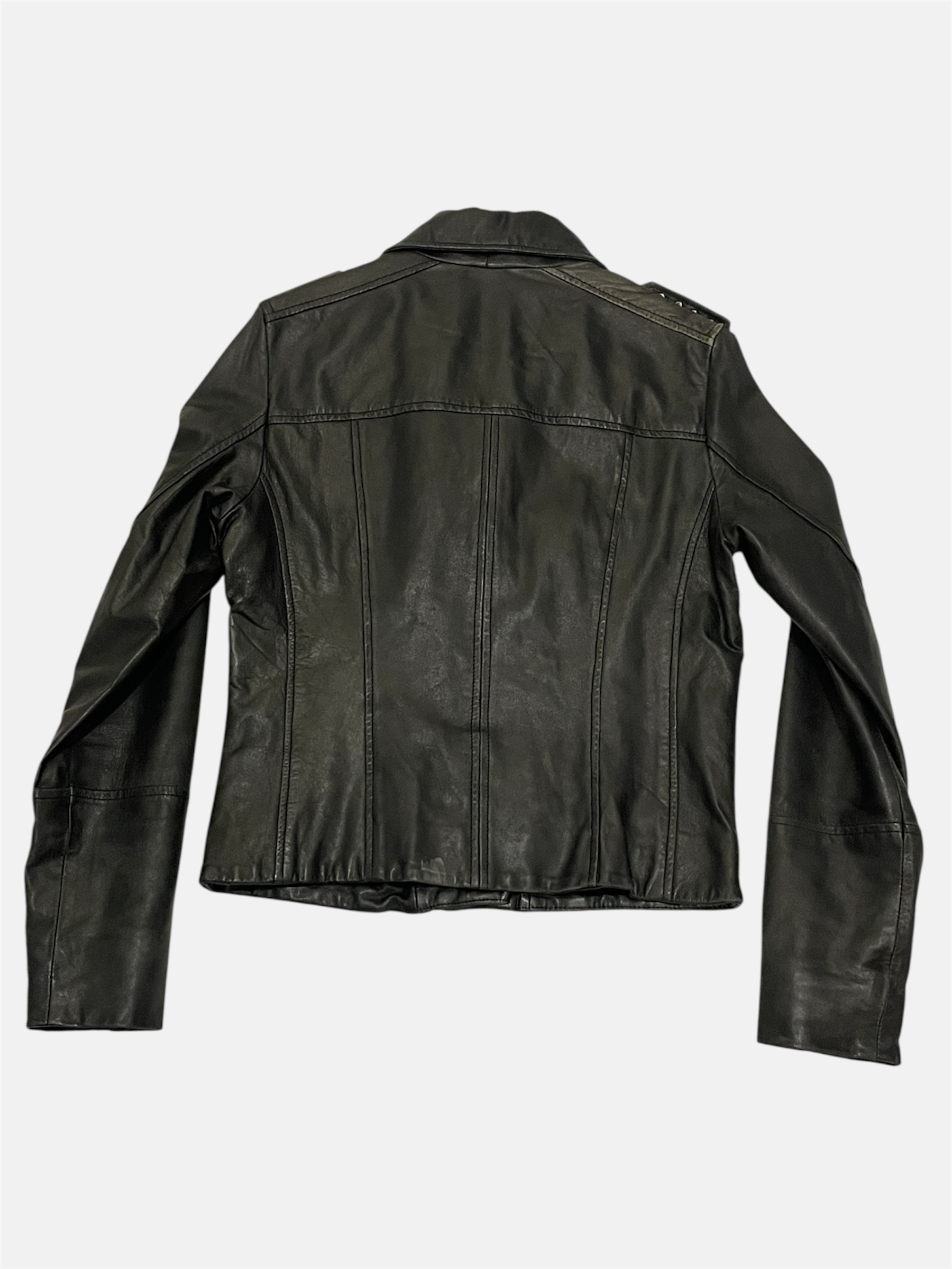 Musta nahkatakki niiteillä